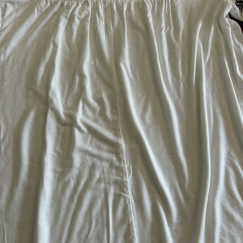 White Embroidered Floral Top Tee with Bell Sleeves Size Petite Medium - Picture 8 of 12